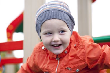 Küçük çocuk sonbahar parkta oyun oynarken