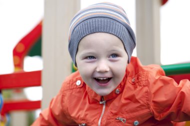 Küçük çocuk sonbahar parkta oyun oynarken