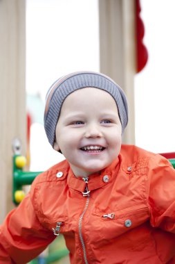 Küçük çocuk sonbahar parkta oyun oynarken