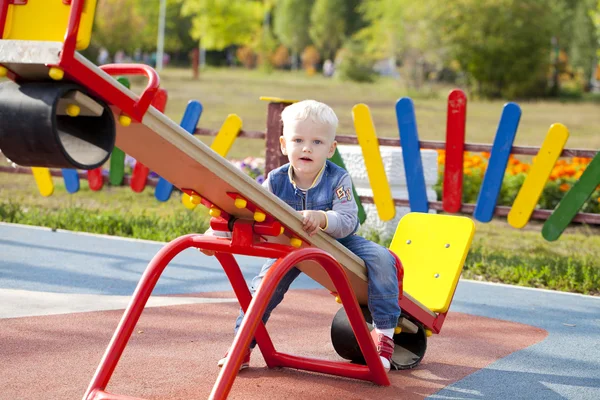 Petit garçon jouant sur le terrain de jeu — Photo