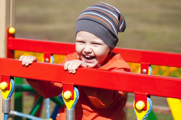 Liten pojke leker på lekplatsen i höst parken — Stockfoto