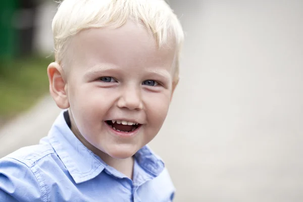 Närbild, blond pojke — Stockfoto