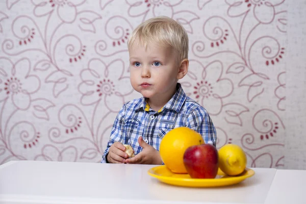 Menino lindo come banana — Fotografia de Stock