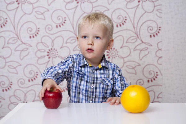 Cute little boy eating red apple — Stock Photo, Image