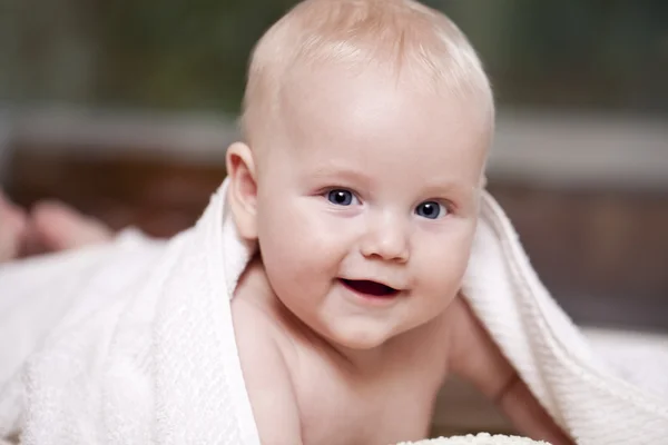 Γλυκό μικρό μωρό, με πετσέτα — Φωτογραφία Αρχείου