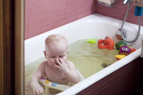 Bébé garçon dans la salle de bain — Photo