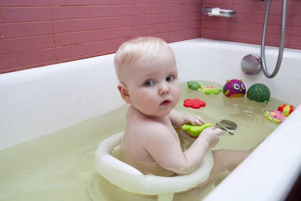 Bébé garçon dans la salle de bain — Photo