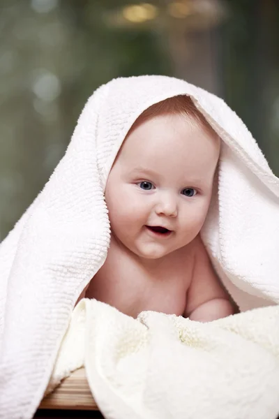 Doce bebê pequeno com toalha — Fotografia de Stock