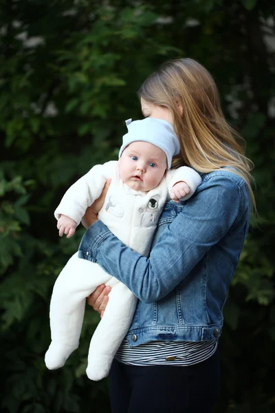 Feliz madre y su pequeño hijo al aire libre sesión — Foto de Stock