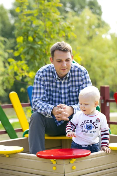 Pai com filho de dois anos no parque infantil — Fotografia de Stock