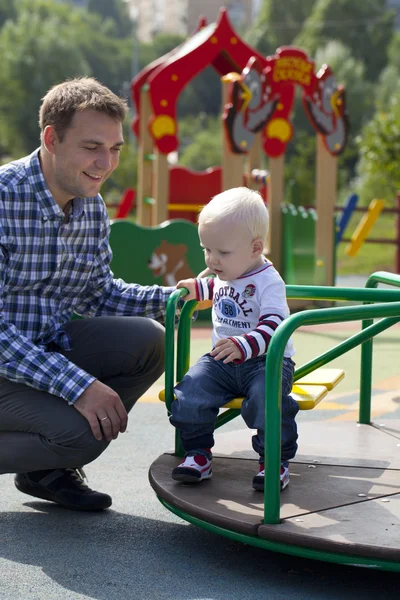 Отец с двухлетним сыном на детской площадке — стоковое фото