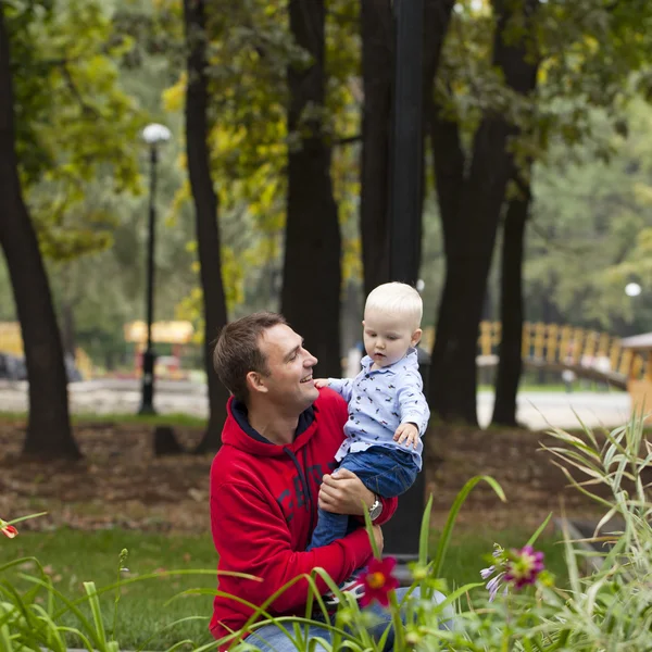 Padre con figlio di due anni nel parco estivo — Foto Stock