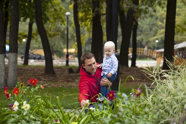 Babası ile yaz Park iki yaşındaki oğlu — Stok fotoğraf