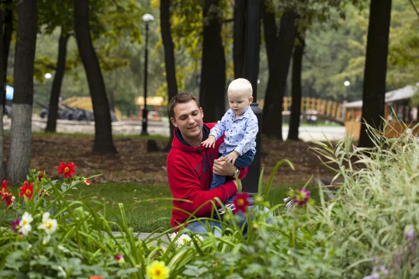 Padre con figlio di due anni nel parco estivo — Foto Stock