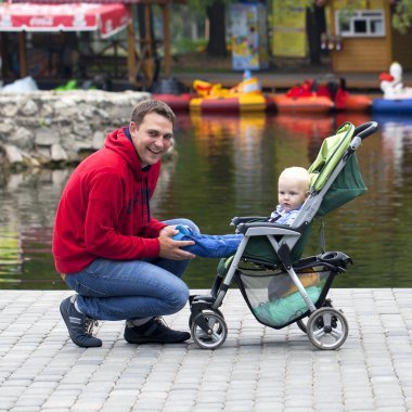 Babası ile yaz Park iki yaşındaki oğlu