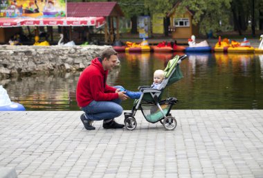 Babası ile yaz Park iki yaşındaki oğlu
