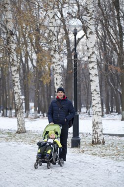 Babası ile kış Park iki yaşındaki oğlu