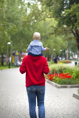 Babası ile yaz Park iki yaşındaki oğlu