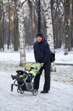 Babası ile kış Park iki yaşındaki oğlu