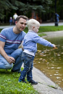 Babası ile yaz Park iki yaşındaki oğlu