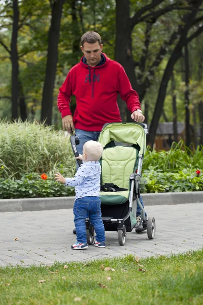 Far med två år gamla son i sommaren park — Stockfoto