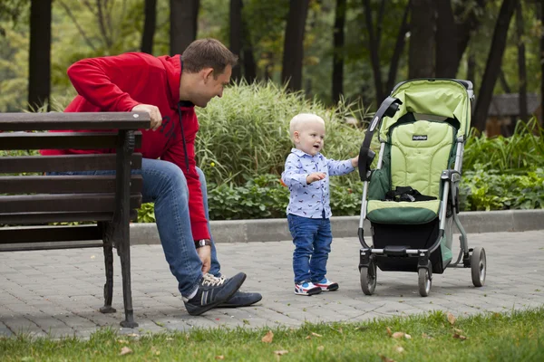 Far med två år gamla son i sommaren park — Stockfoto