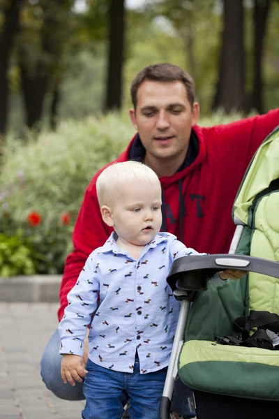夏の公園で 2 歳の息子と父 — ストック写真
