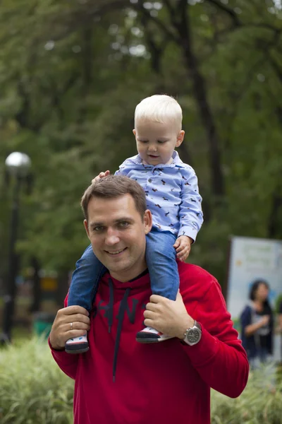 Pai com dois anos de idade filho no parque de verão — Fotografia de Stock
