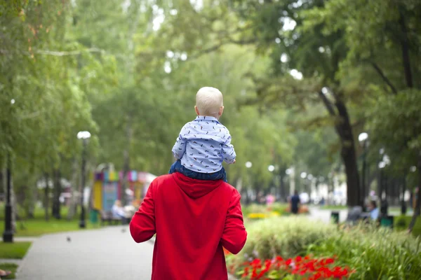 Babası ile yaz Park iki yaşındaki oğlu — Stok fotoğraf