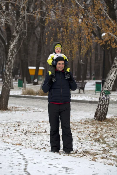 Father and son walking  in winter park — Stock Photo, Image