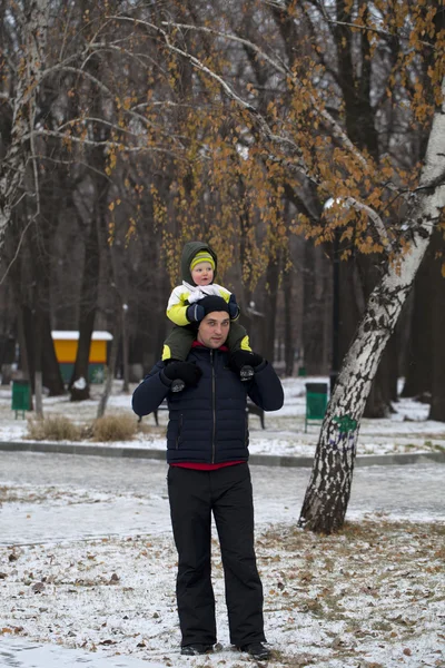 Pai e filho caminhando no parque de inverno — Fotografia de Stock