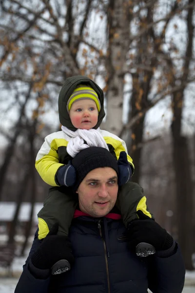 Vader en zoon wandelen in winterpark — Stockfoto