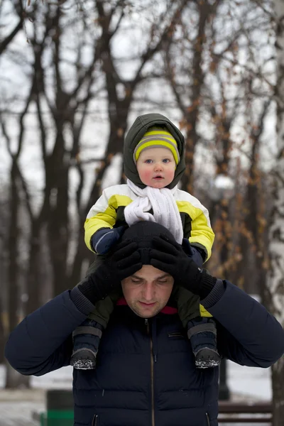 Vader en zoon wandelen in winterpark — Stockfoto