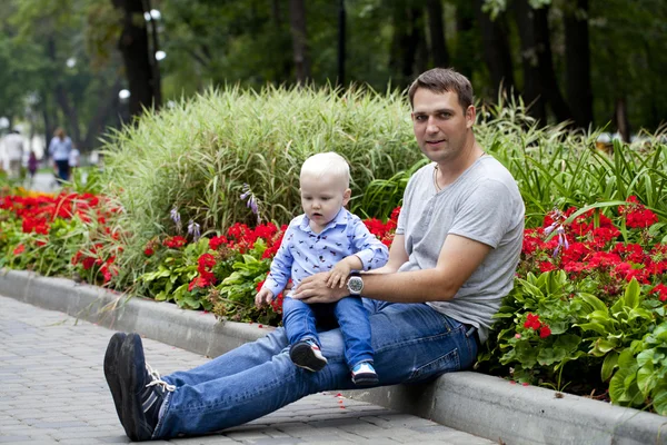 Отец с двухлетним сыном в летнем парке — стоковое фото
