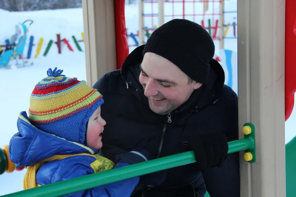 Pai e filho pequeno no parque de inverno — Fotografia de Stock