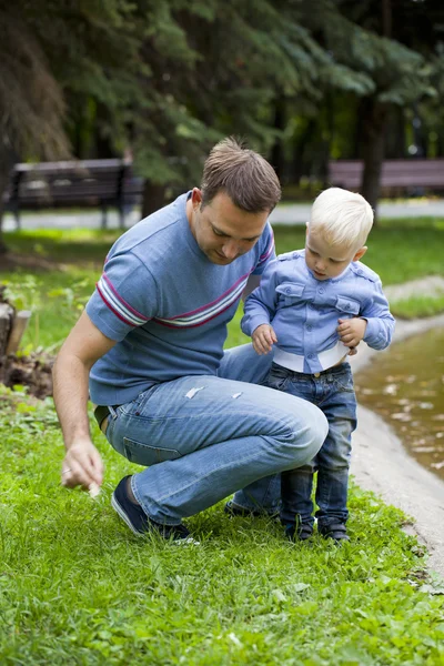 Padre con figlio di due anni nel parco estivo — Foto Stock