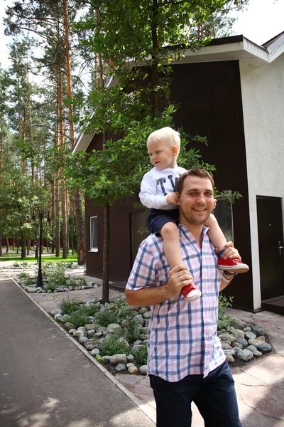 Ragazzino seduto sulle spalle di un giovane padre — Foto Stock