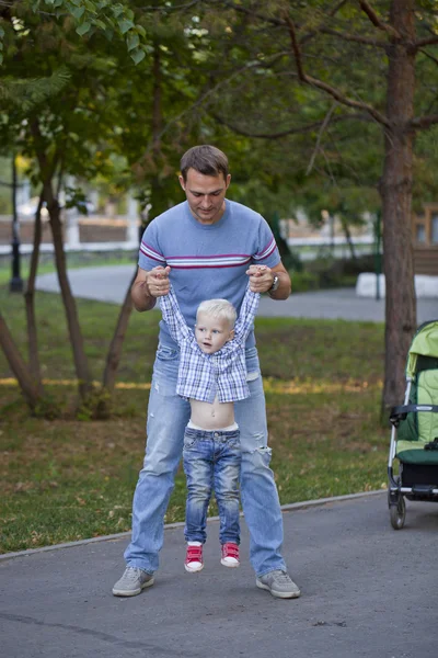 Apa és két éves fiú nyári park — Stock Fotó