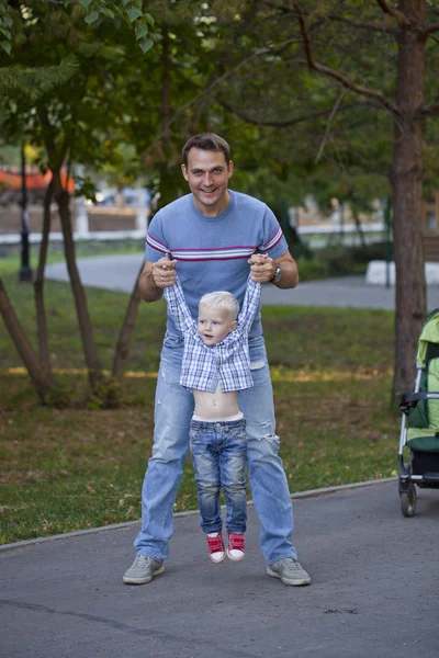 Padre con hijo de dos años en el parque de verano —  Fotos de Stock