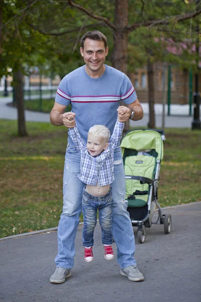 Padre con hijo de dos años en el parque de verano —  Fotos de Stock