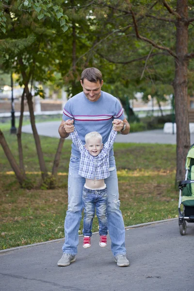 Padre con hijo de dos años en el parque de verano —  Fotos de Stock