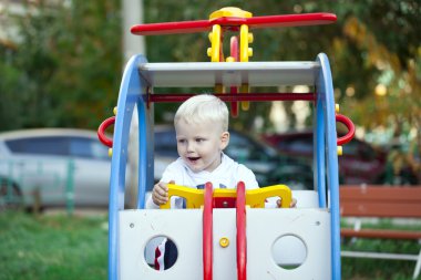 Parkta oynarken küçük üç yıl yaşlı erkek çocuk