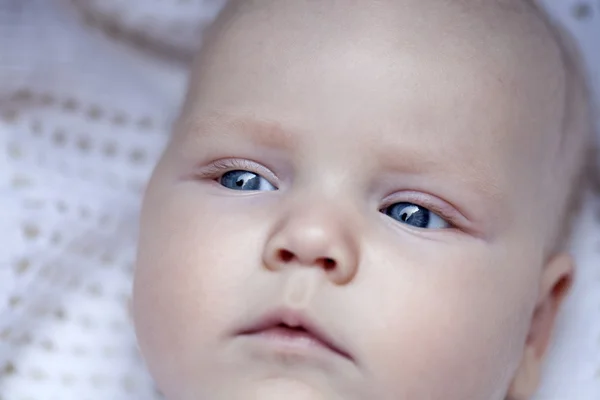 Cinq mois bébé garçon yeux bleus — Photo
