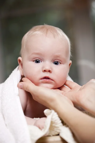 Dolce bambino piccolo con asciugamano — Foto Stock