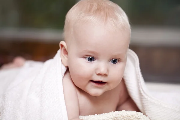 Doce bebê pequeno com toalha — Fotografia de Stock