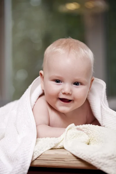 Doux petit bébé avec serviette — Photo