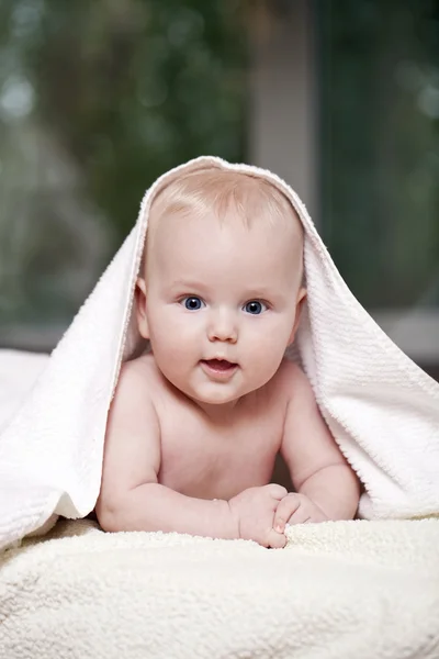 Söt liten bebis med handduk — Stockfoto