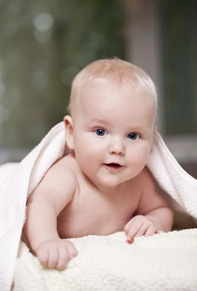 Dolce bambino piccolo con asciugamano — Foto Stock