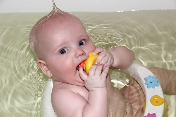 Bébé garçon dans la salle de bain — Photo