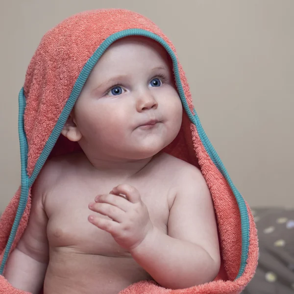 Söt liten bebis med handduk — Stockfoto